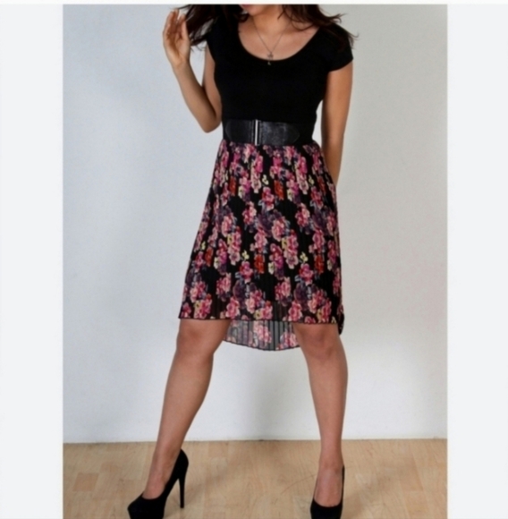 NWT XHILIRATIN LARGE FLORAL DRESS - Picture 1 of 3